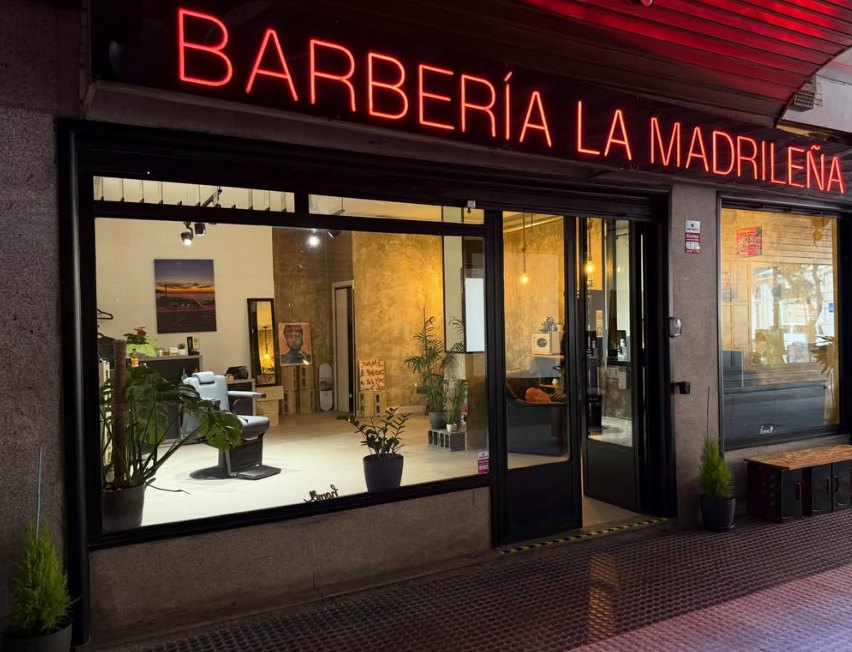 Fachada de Barbería La Madrileña con su rótulo de neón rojo en Vigo